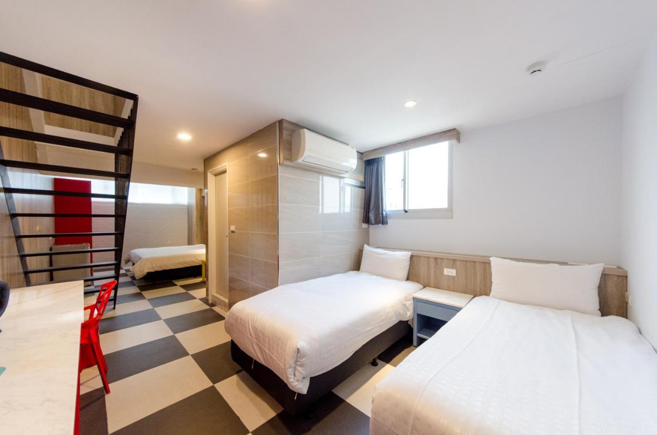 P&E Hotel Tainan Esterno foto