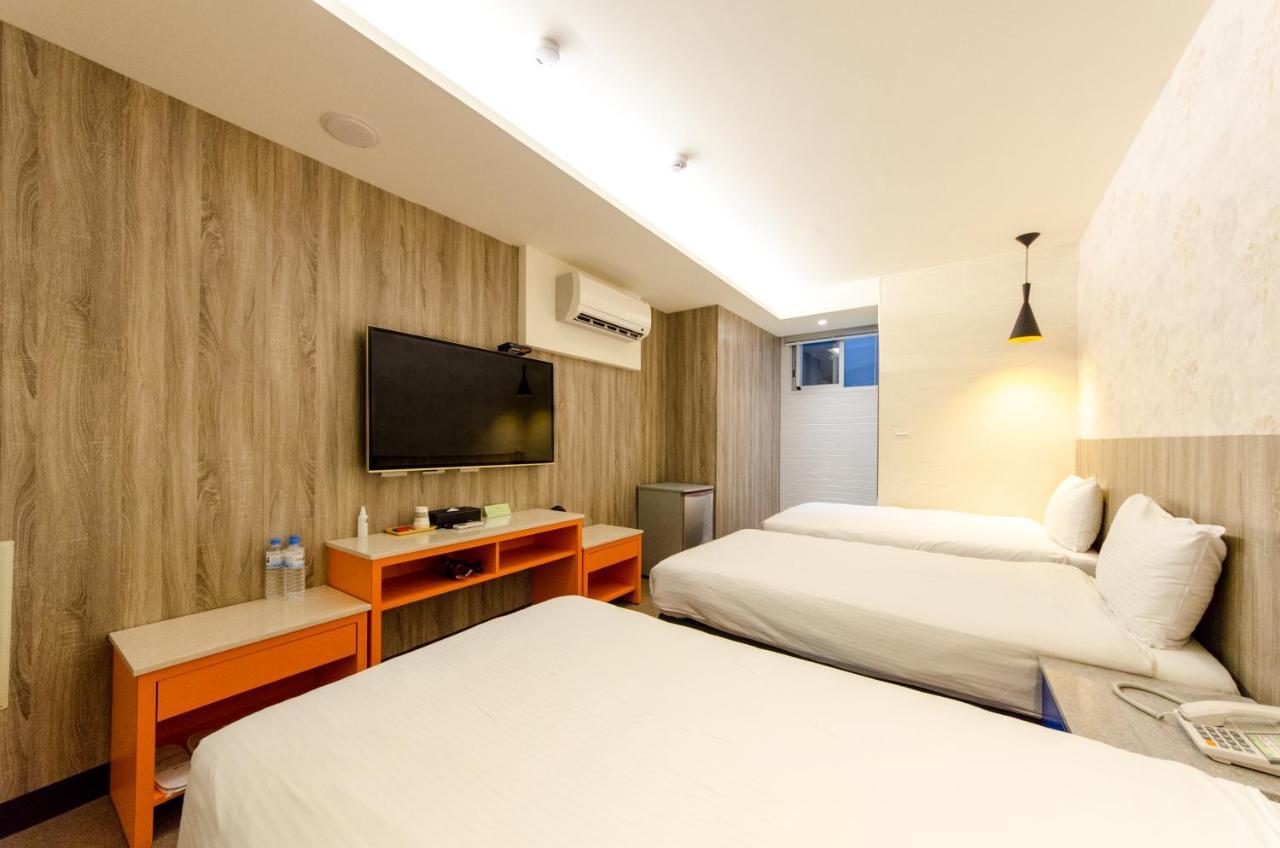 P&E Hotel Tainan Esterno foto