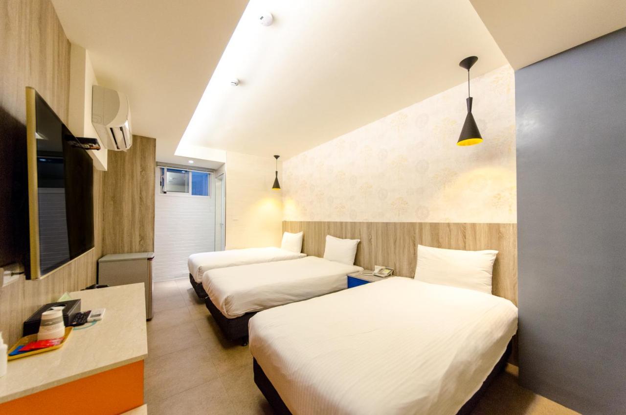 P&E Hotel Tainan Esterno foto