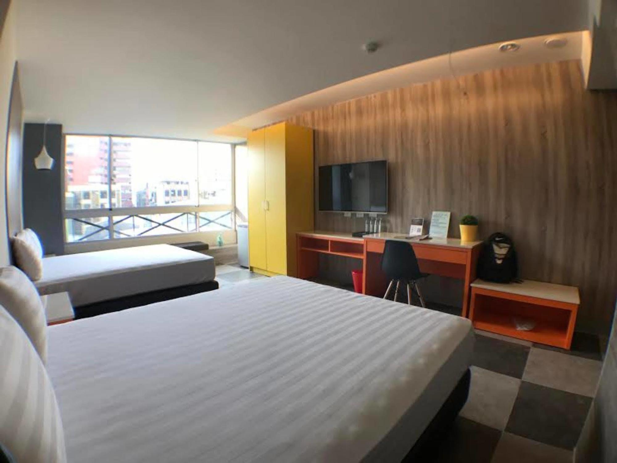 P&E Hotel Tainan Esterno foto