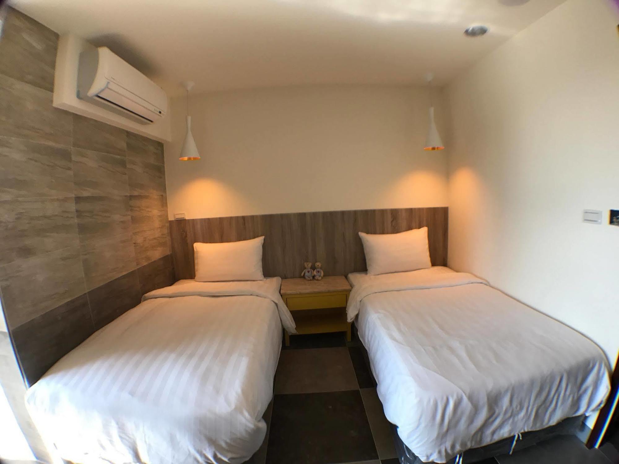 P&E Hotel Tainan Esterno foto