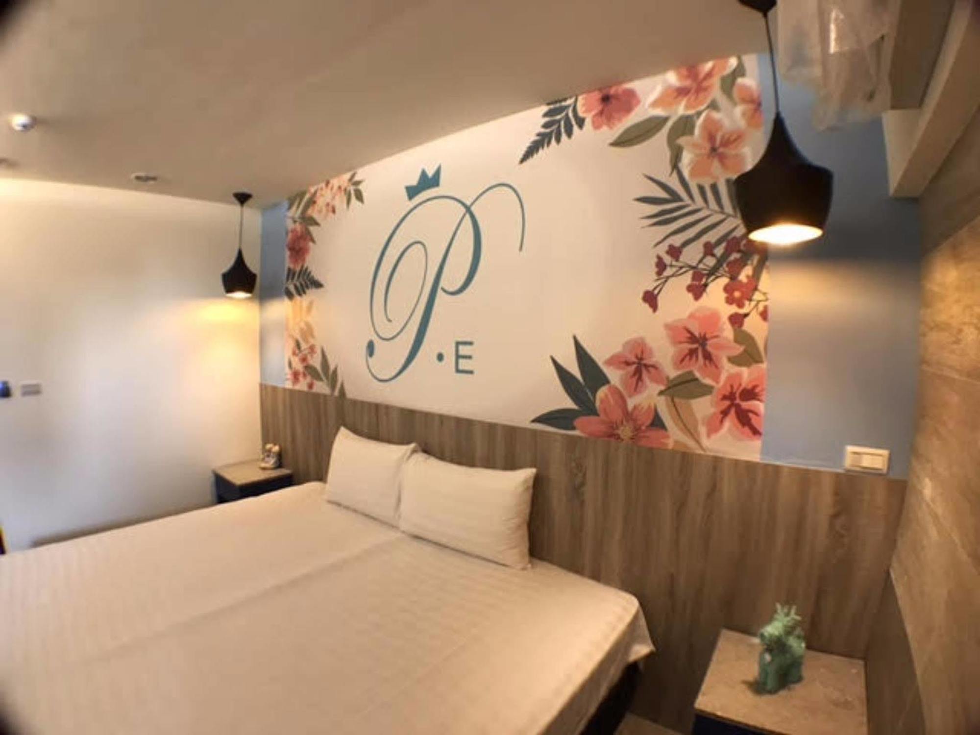 P&E Hotel Tainan Esterno foto