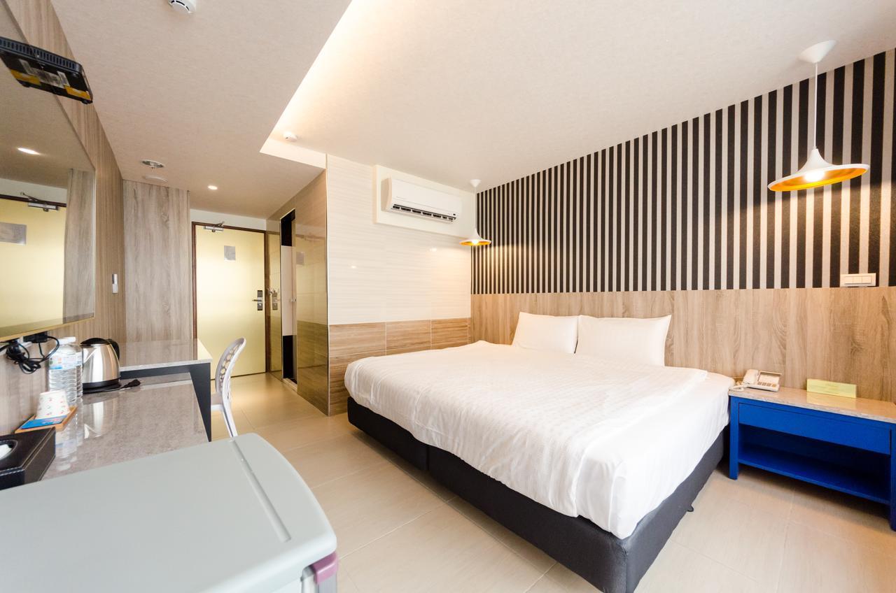 P&E Hotel Tainan Esterno foto