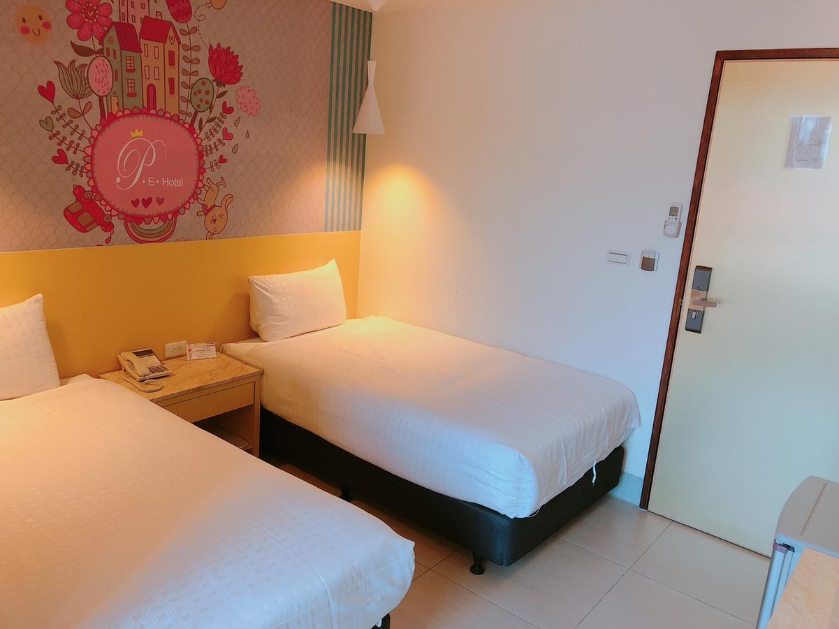 P&E Hotel Tainan Esterno foto