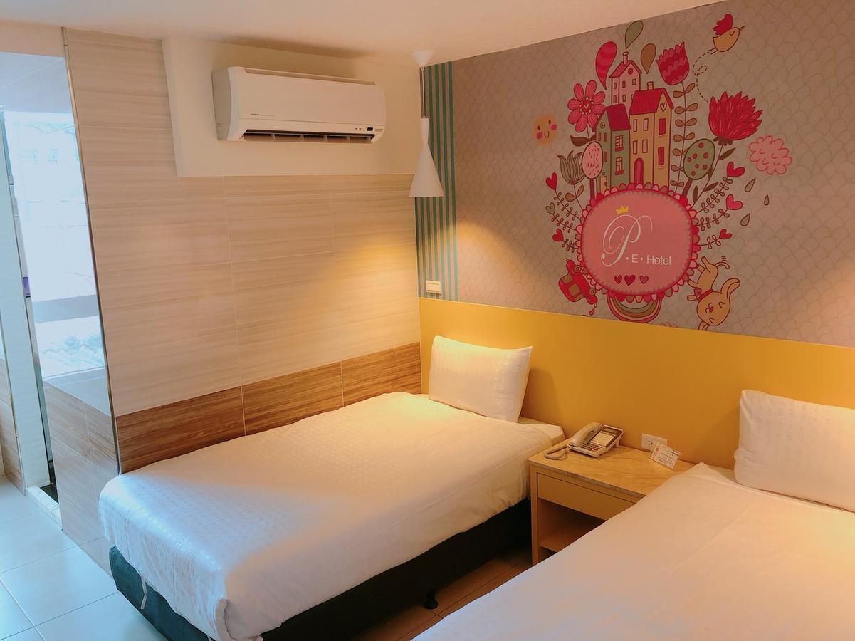 P&E Hotel Tainan Esterno foto
