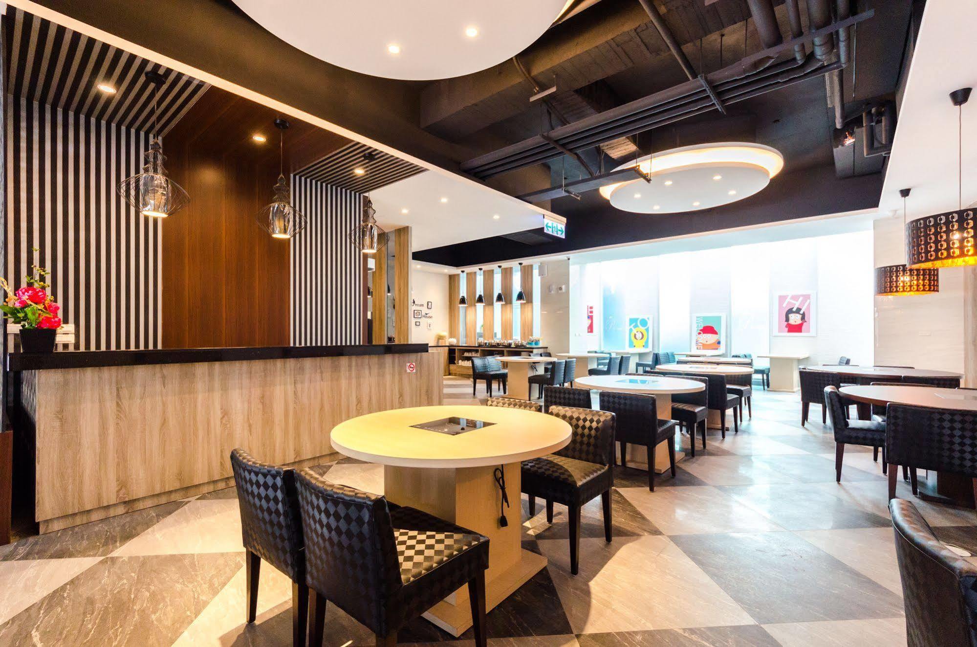 P&E Hotel Tainan Esterno foto