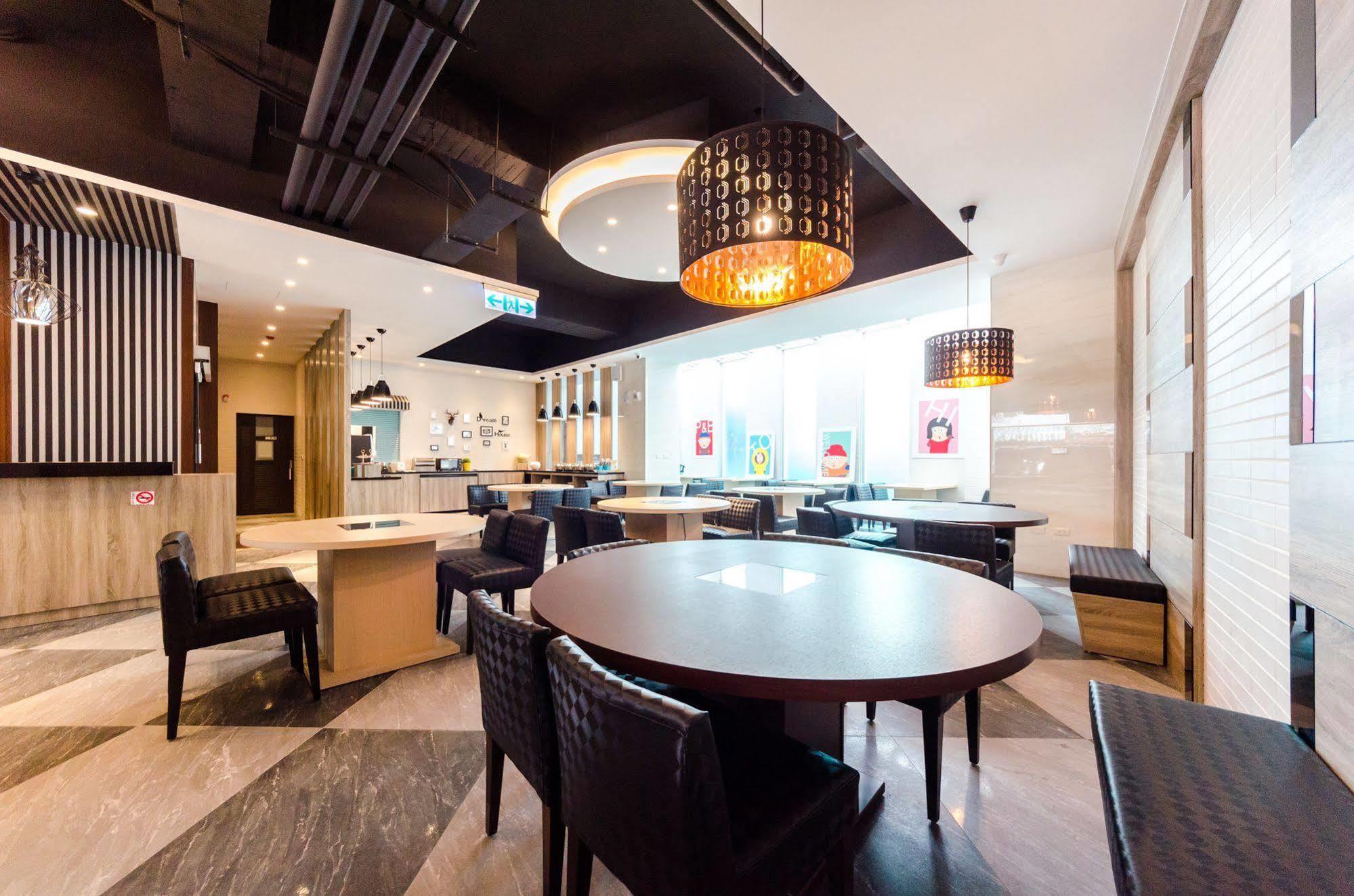 P&E Hotel Tainan Esterno foto