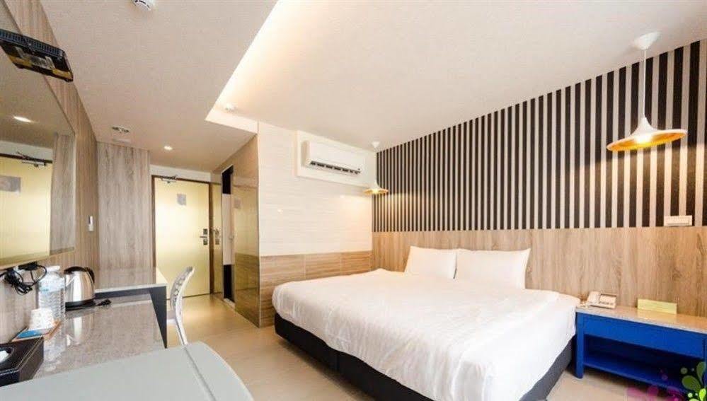 P&E Hotel Tainan Esterno foto