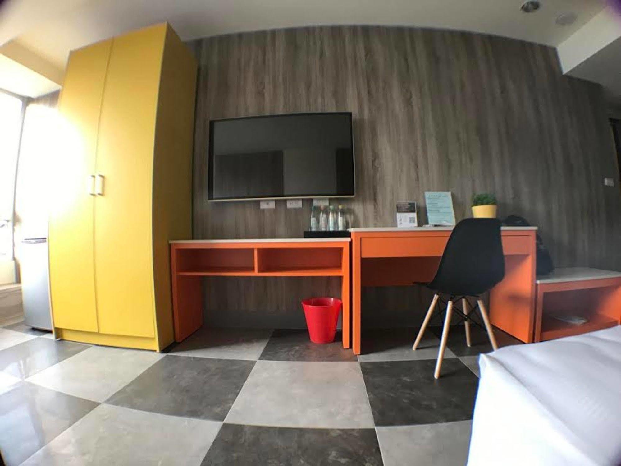 P&E Hotel Tainan Esterno foto
