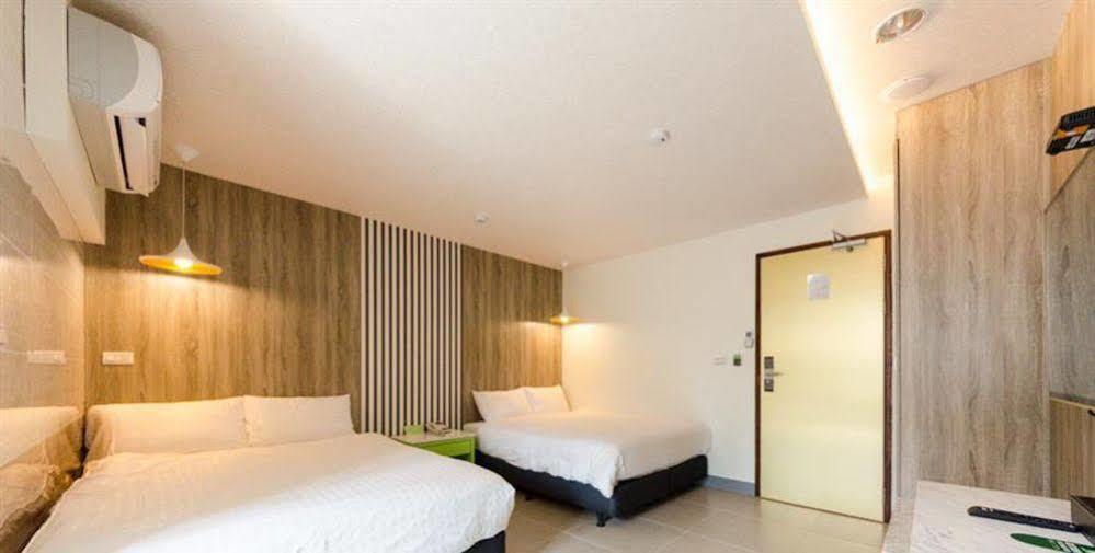 P&E Hotel Tainan Esterno foto