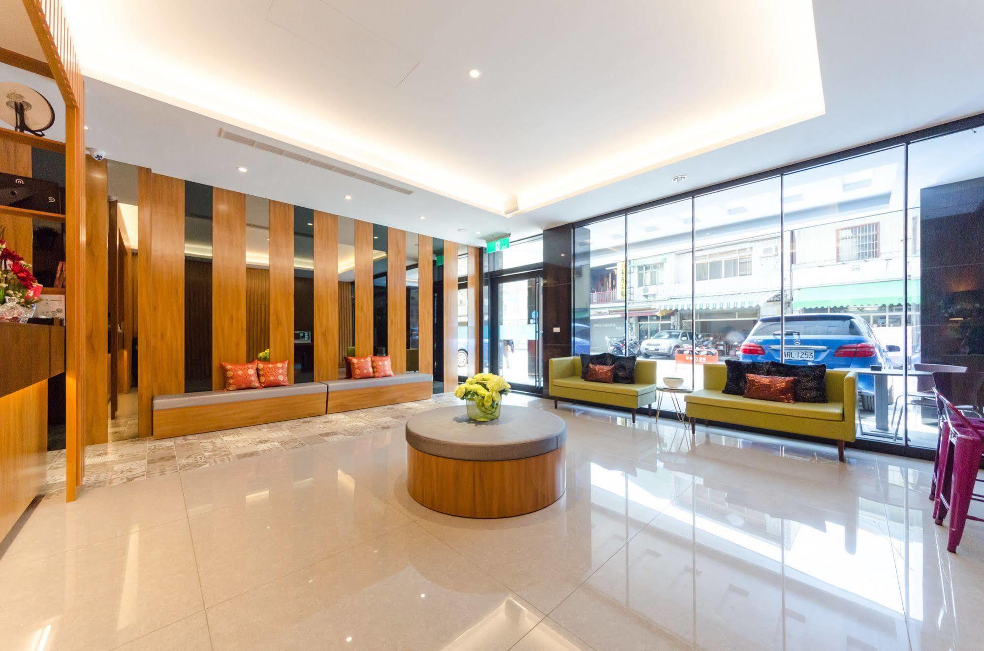 P&E Hotel Tainan Esterno foto