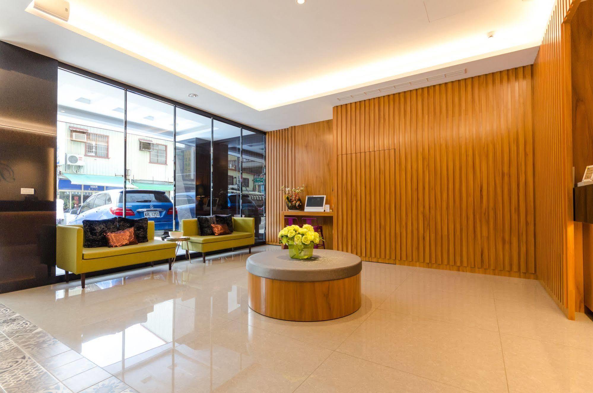 P&E Hotel Tainan Esterno foto