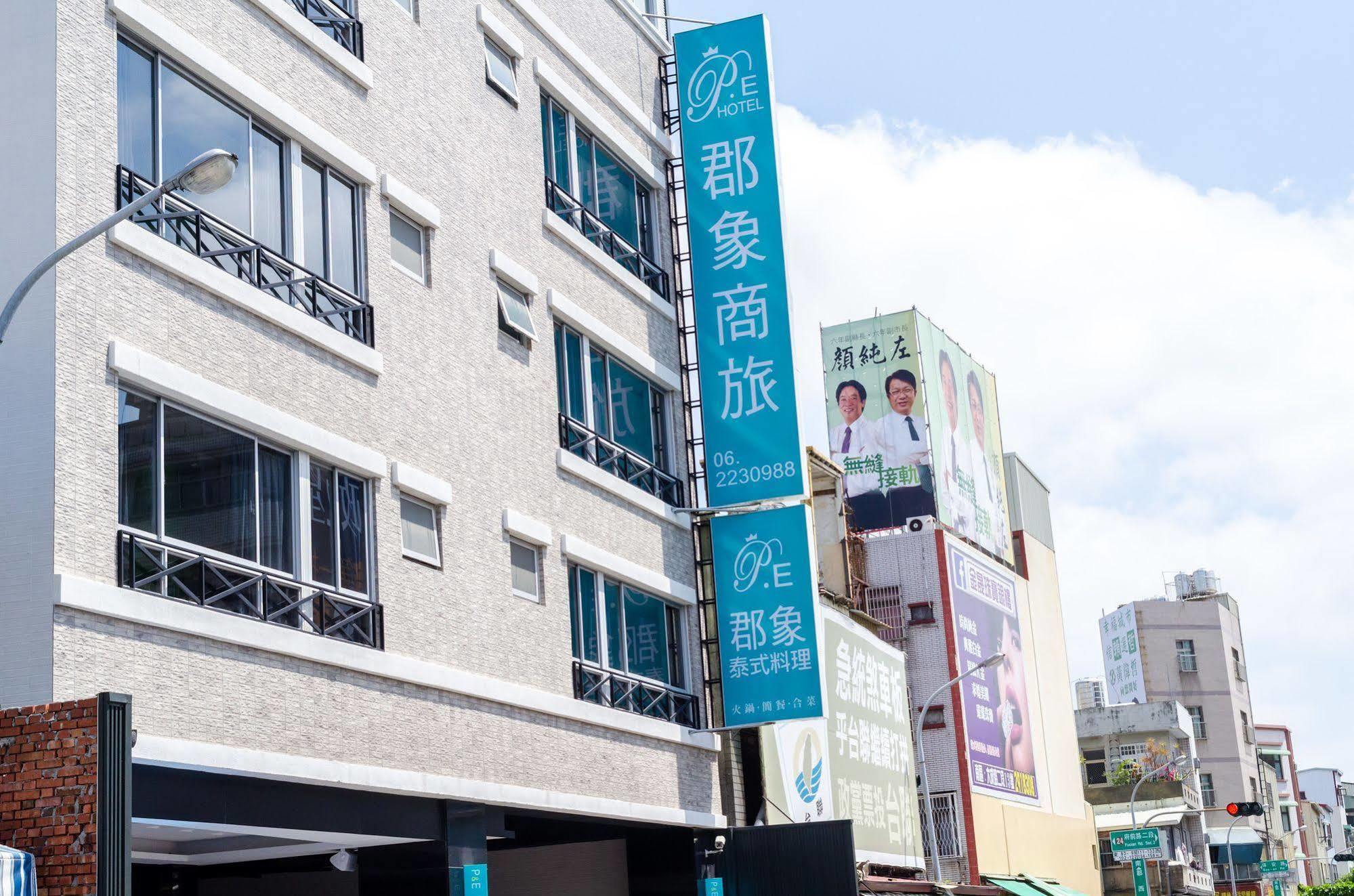 P&E Hotel Tainan Esterno foto