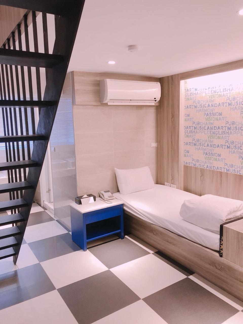 P&E Hotel Tainan Esterno foto